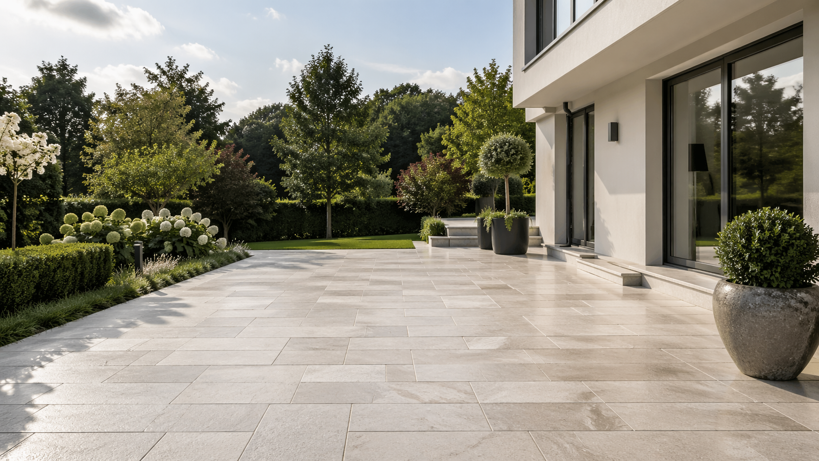 Gepflasterte Terrasse und Natursteinwege nach professioneller Steinreinigung