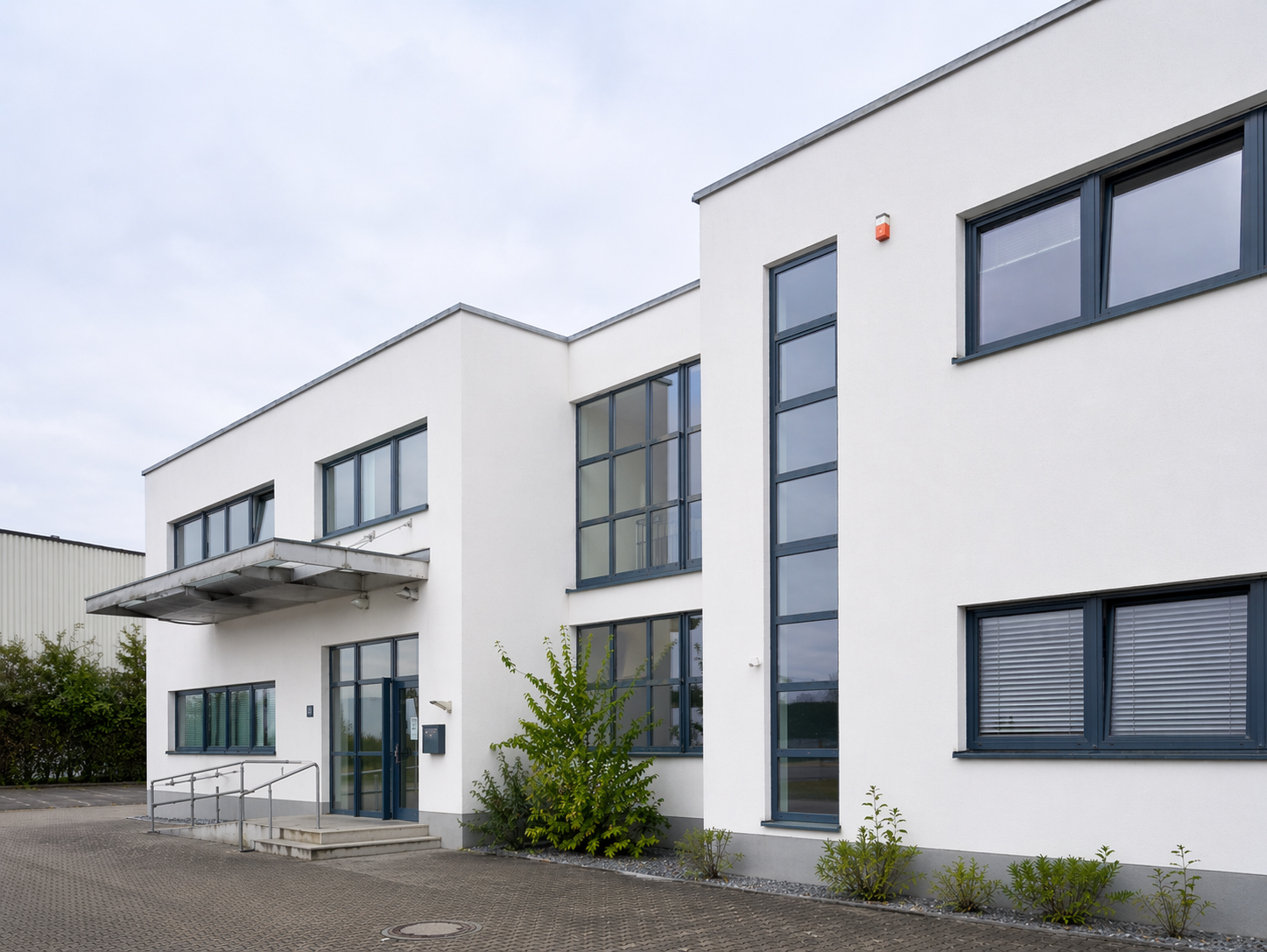 Gewerbeobjekt — Fassade mit Algen- und Wetterstreifen — nachher