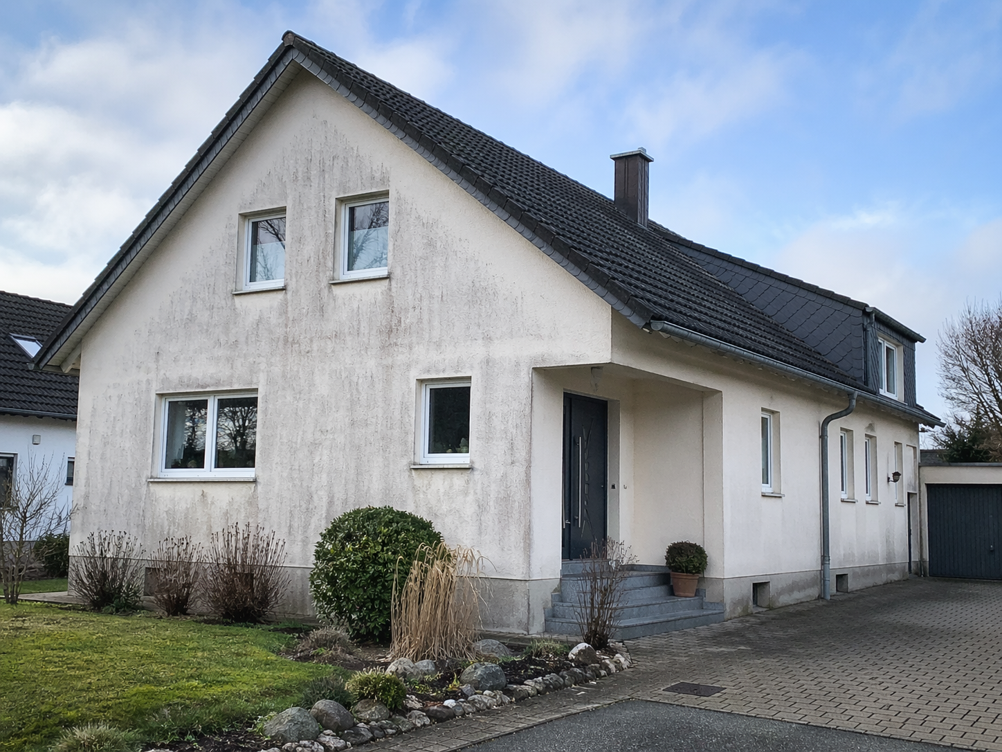 Einfamilienhaus — Putzfassade mit Vergrauung und Grünbelag — vorher